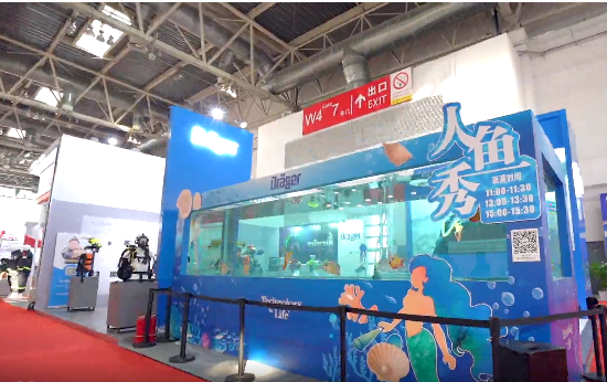 消防展第一天，德?tīng)柛癯棘F(xiàn)場(chǎng)與美人魚(yú)親密接觸
